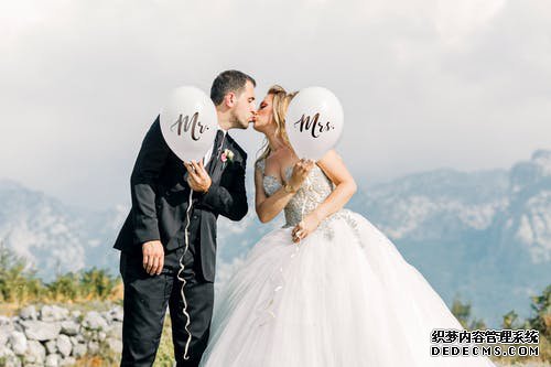 女主追男主的动漫中文字幕久久精品一区二区三区，甜蜜逆袭，爱情的另类诠释